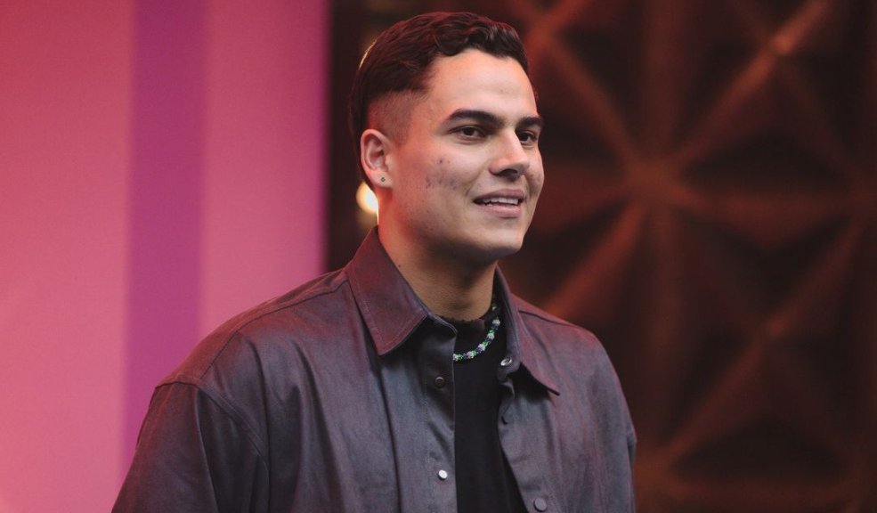 Miguel Bueno confesó a quién sacaría de 'La casa de los famosos' Este domingo 28 de abril, Miguel Bueno fue eliminado de 'La casa de los famosos' por el público. En diálogo con Q'HUBO el joven reveló a quién eliminaría del reality si tuviera la oportunidad de hacerlo.