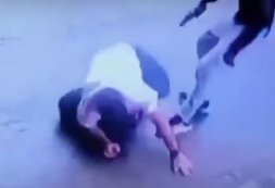 Millonario robo a un hombre en Kennedy: la víctima recibió un disparo 1 Millonario robo a un hombre en Kennedy: la víctima recibió un disparo Justo cuando estaba por ingresar a su casa, un hombre fue baleado por un ladrón que le robó una millonaria suma de dinero. Los hechos ocurrieron en el barrio El Tintal, localidad de Kennedy.