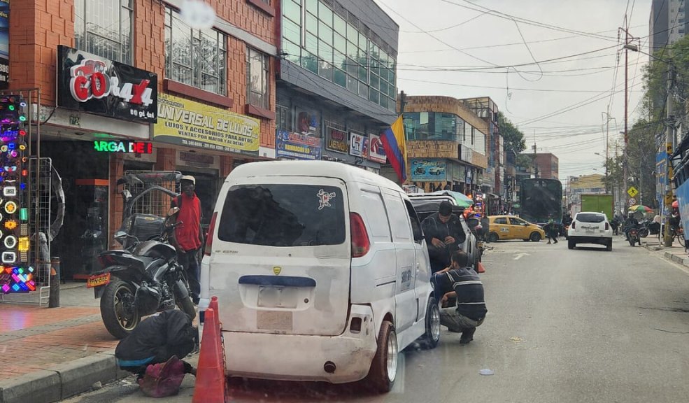 Misteriosa muerte de hombre en Los Mártires Un hombre perdió la vida en la carrera 18 con calle 8, en medio de un extraño hecho que ha llenado de consternación a los comerciantes de esta concurrida zona del centro de la capital.