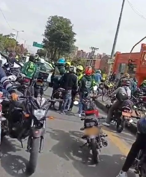 Monumental trancón en la calle 80 por protesta de motociclistas 1 Monumental trancón en la calle 80 por protesta de motociclistas Se han presentado fuertes enfrentamientos entre manifestantes y uniformados.