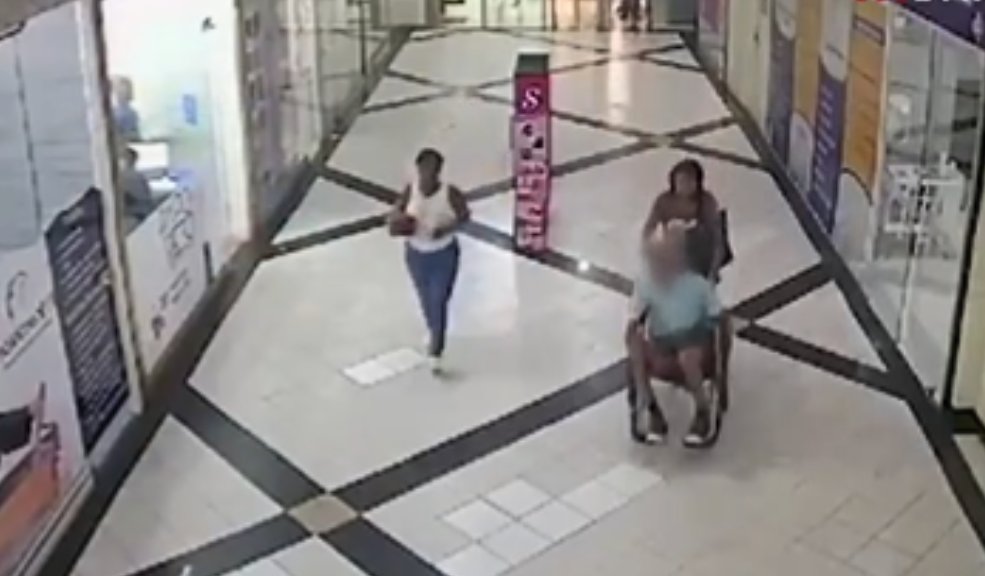 Mujer llevó cadáver a un banco para retirar millonario préstamo Un video en el que se aprecia a una mujer llevando un cadáver a una entidad bancaria para retirar un préstamo se ha vuelto viral en redes.