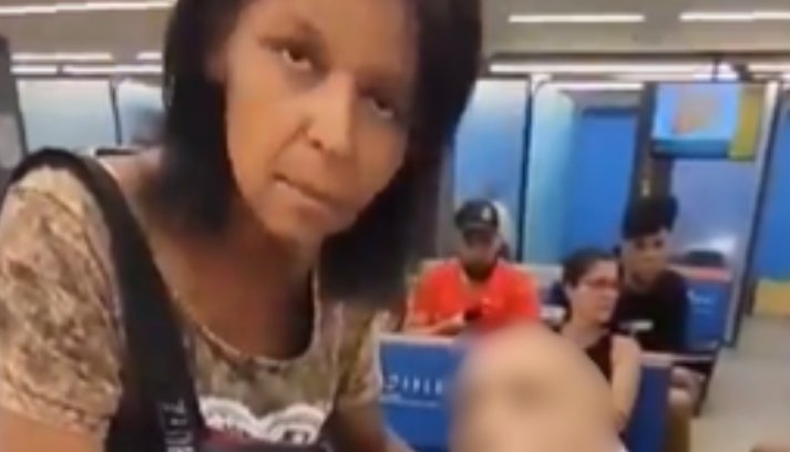 Mujer llevó cadáver a un banco para retirar millonario préstamo Un video en el que se aprecia a una mujer llevando un cadáver a una entidad bancaria para retirar un préstamo se ha vuelto viral en redes.