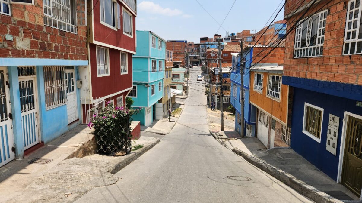 Mujer mató a su pareja de una puñalada en Ciudad Bolívar Una trágica madrugada vivieron ayer los vecinos del alejado y olvidado barrio Santa Rosita Las Vegas, en Ciudad Bolívar, al enterarse del homicidio de un hombre al interior de una vivienda en una de estas empinadas calles. Le contamos los detalles.