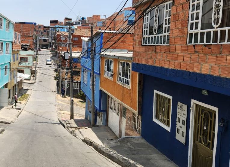 Mujer mató a su pareja de una puñalada en Ciudad Bolívar 1 Mujer mató a su pareja de una puñalada en Ciudad Bolívar Una trágica madrugada vivieron ayer los vecinos del alejado y olvidado barrio Santa Rosita Las Vegas, en Ciudad Bolívar, al enterarse del homicidio de un hombre al interior de una vivienda en una de estas empinadas calles. Le contamos los detalles.