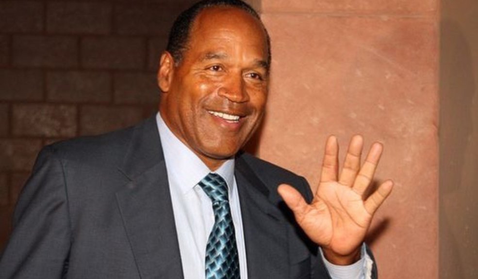 Murió O.J. Simpson, polémico jugador de la NFL juzgado por matar a su exmujer .J. Simpson, la exestrella del fútbol americano de la NFL cuya absolución en 1995 en el llamado "juicio del siglo", por los brutales asesinatos de su exesposa y un amigo de ella, conmovió al mundo, murió a los 76 años, anunció este jueves su familia.