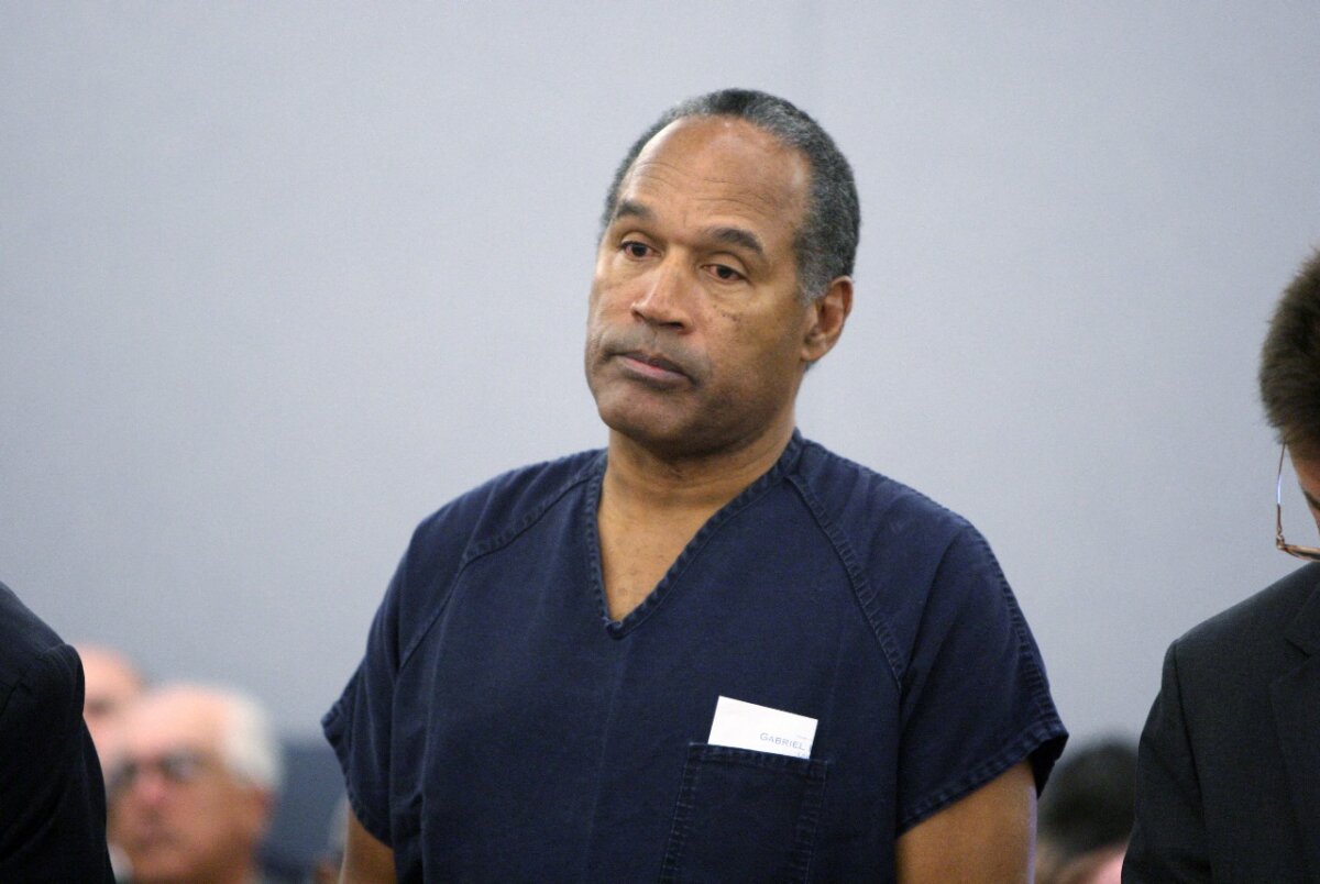 Murió O.J. Simpson, polémico jugador de la NFL juzgado por matar a su exmujer .J. Simpson, la exestrella del fútbol americano de la NFL cuya absolución en 1995 en el llamado "juicio del siglo", por los brutales asesinatos de su exesposa y un amigo de ella, conmovió al mundo, murió a los 76 años, anunció este jueves su familia.