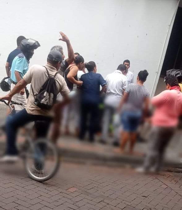 Murió fiscal que se habría lanzado desde un edificio judicial Carlos Ricardo Gaitán Bazurto, quien era fiscal en Girardot (Cundinamarca), falleció en las últimas horas luego de caer desde uno de los pisos de una sede judicial en ese municipio.