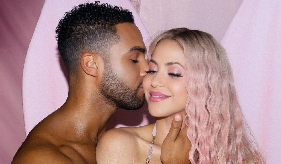 Muy buena puntería: aumentan los rumores de un romance entre Shakira y Lucien Laviscount 5 Muy buena puntería: aumentan los rumores de un romance entre Shakira y Lucien Laviscount Los han visto juntos en varias oportunidades, pero hay rumores de que el actor está con la cantante colombiana por interés.