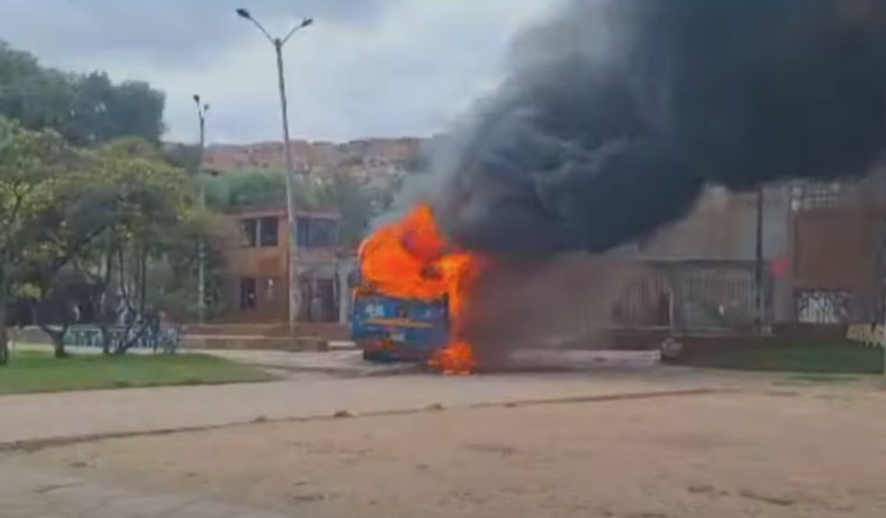 Ofrecen $15 millones por información que permita encontrar a encapuchados que quemaron bus de Sitp El alcalde Carlos Fernando Galán rechazó lo sucedido y anunció la millonaria recompensa que se está ofreciendo para lograr capturar a los responsables.