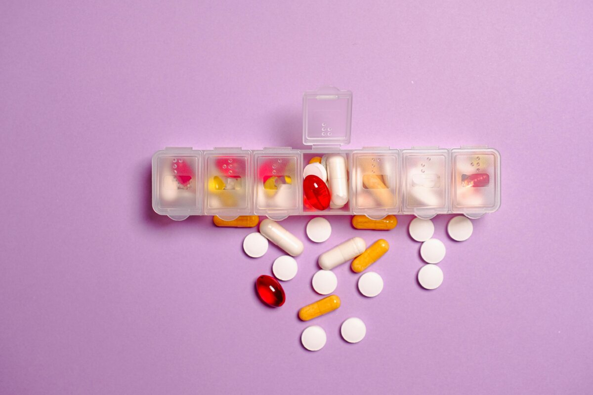 Pille cómo almacenar de forma segura sus medicamentos Cuando no se respetan aspectos como la humedad y la exposición a la luz, a la hora de guardar medicamentos, se compromete su calidad, poniendo en riesgo su capacidad terapéutica y la salud de quienes los consumen.