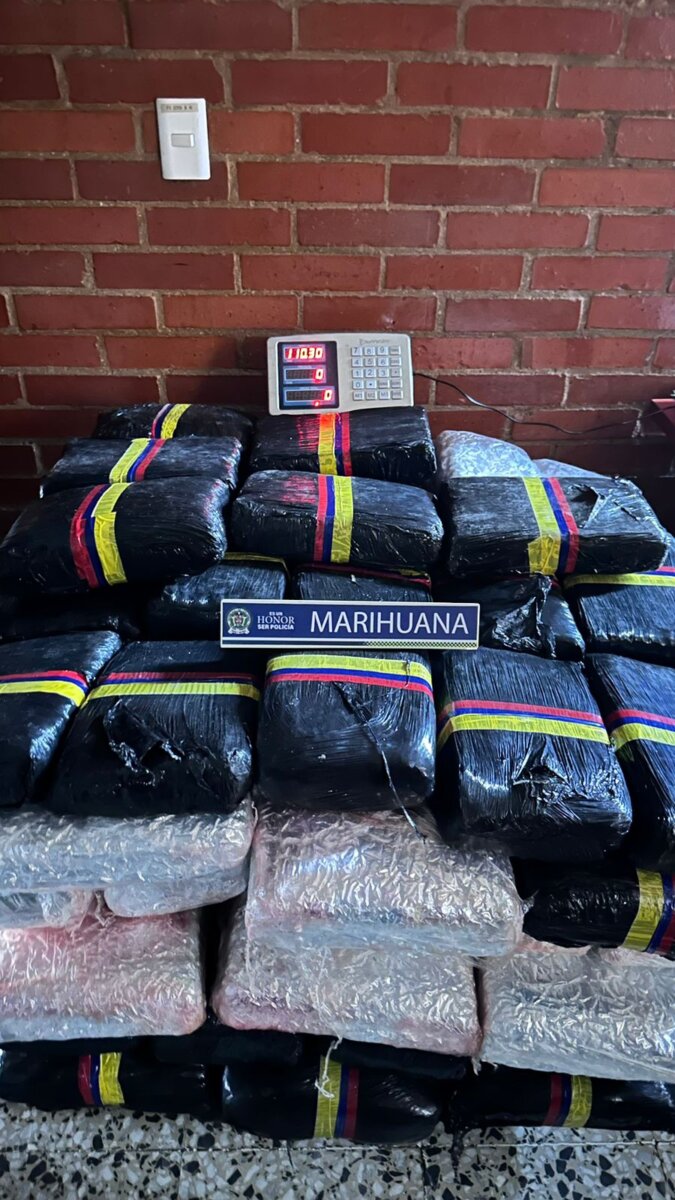 Policía frustra envío de más de 100 kilos de marihuana hacía brasil en El Dorado En una operación realizada en el aeropuerto El Dorado de Bogotá, la Policía Metropolitana descubrió un cargamento de drogas que estaba siendo preparado para ser enviado a Brasil a través de una empresa de mensajería.
