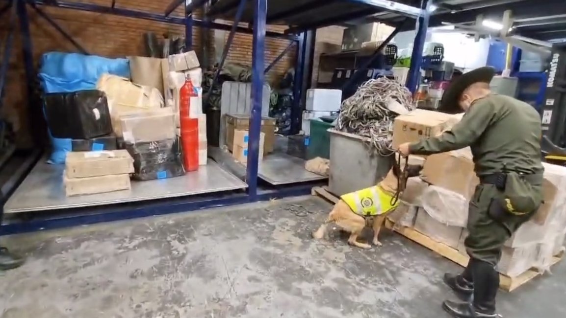 Policía frustra envío de más de 100 kilos de marihuana hacía brasil en El Dorado En una operación realizada en el aeropuerto El Dorado de Bogotá, la Policía Metropolitana descubrió un cargamento de drogas que estaba siendo preparado para ser enviado a Brasil a través de una empresa de mensajería.