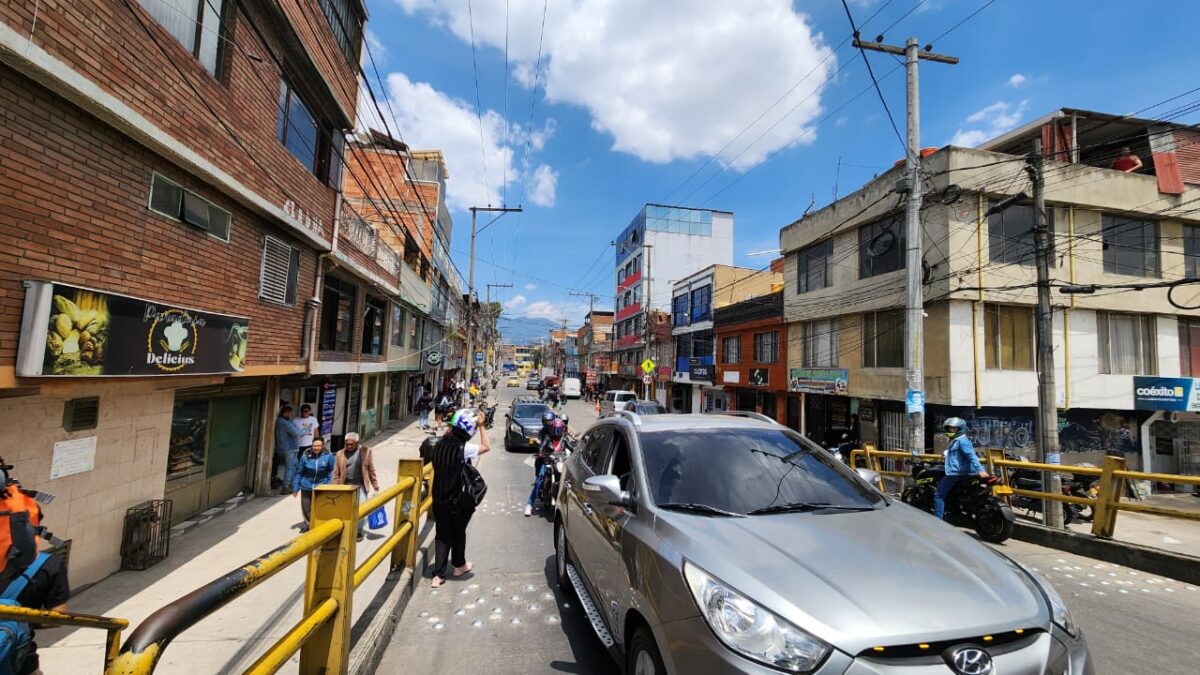 Presunto ladrón fue abatido por un militar en medio de un hurto en Ciudad Bolívar Una multitud de personas se aglomeró en una esquina del barrio Candelaria la Nueva (C. Bolívar) para observar el cuerpo de un joven tendido a un lado de la vía, después de perder la vida, al parecer en medio de un intento de hurto.