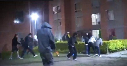 Residentes de Soacha intentaron linchar a presunto abusador 1 Residentes de Soacha intentaron linchar a presunto abusador La fuerza pública tuvo que hacer presencia en el barrio Hogares la noche de este miércoles, cuando varios residentes de la zona intentaron linchar a un sujeto que habría abusado sexualmente de varios menores de edad.