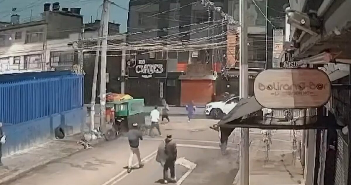 Revelan video del momento en el que sujetos habrían asesinado a vigilante en Los Mártires Este 27 de abril se registró el vil asesinato de un joven de 22 años que trabajaba como vigilante en Los Mártires. En las últimas horas, se conoció el video que demuestra el actuar delictivo de la banda de sujetos, que al parecer, lo habría asesinado.