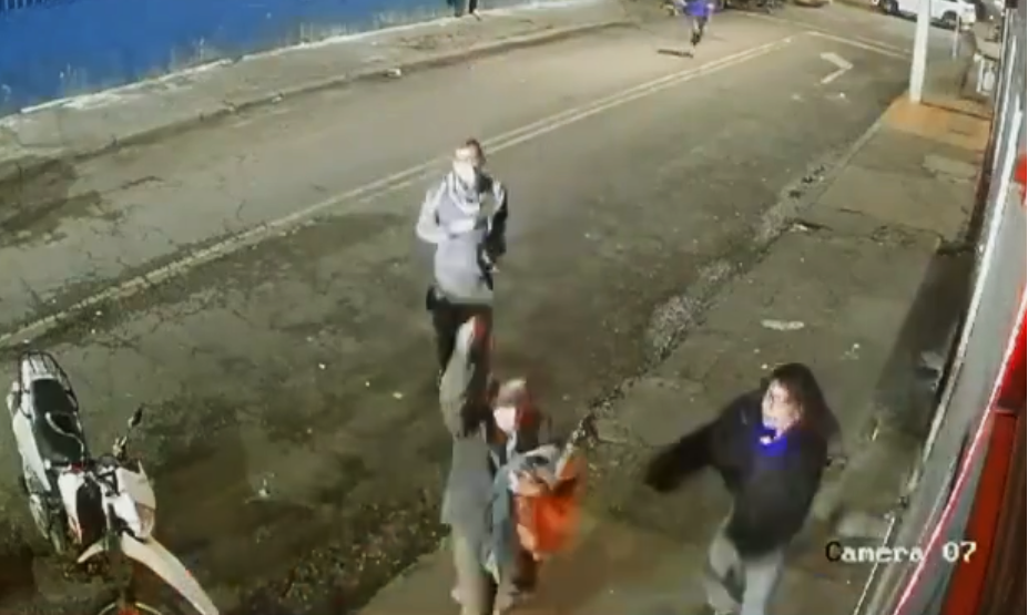 Revelan video del momento en el que sujetos habrían asesinado a vigilante en Los Mártires Este 27 de abril se registró el vil asesinato de un joven de 22 años que trabajaba como vigilante en Los Mártires. En las últimas horas, se conoció el video que demuestra el actuar delictivo de la banda de sujetos, que al parecer, lo habría asesinado.