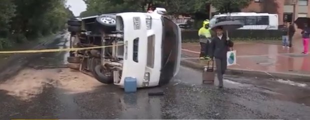 Ruta escolar se volcó tras chocar contra bus del Sitp En horas de la mañana de este lunes, una ruta escolar sufrió un volcamiento, al parecer, por una imprudencia. El siniestro se registró en la calle 127 con carrera 15, localidad de Usaquén.