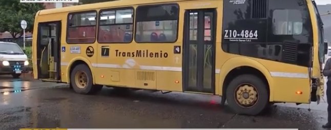 Ruta escolar se volcó tras chocar contra bus del Sitp En horas de la mañana de este lunes, una ruta escolar sufrió un volcamiento, al parecer, por una imprudencia. El siniestro se registró en la calle 127 con carrera 15, localidad de Usaquén.