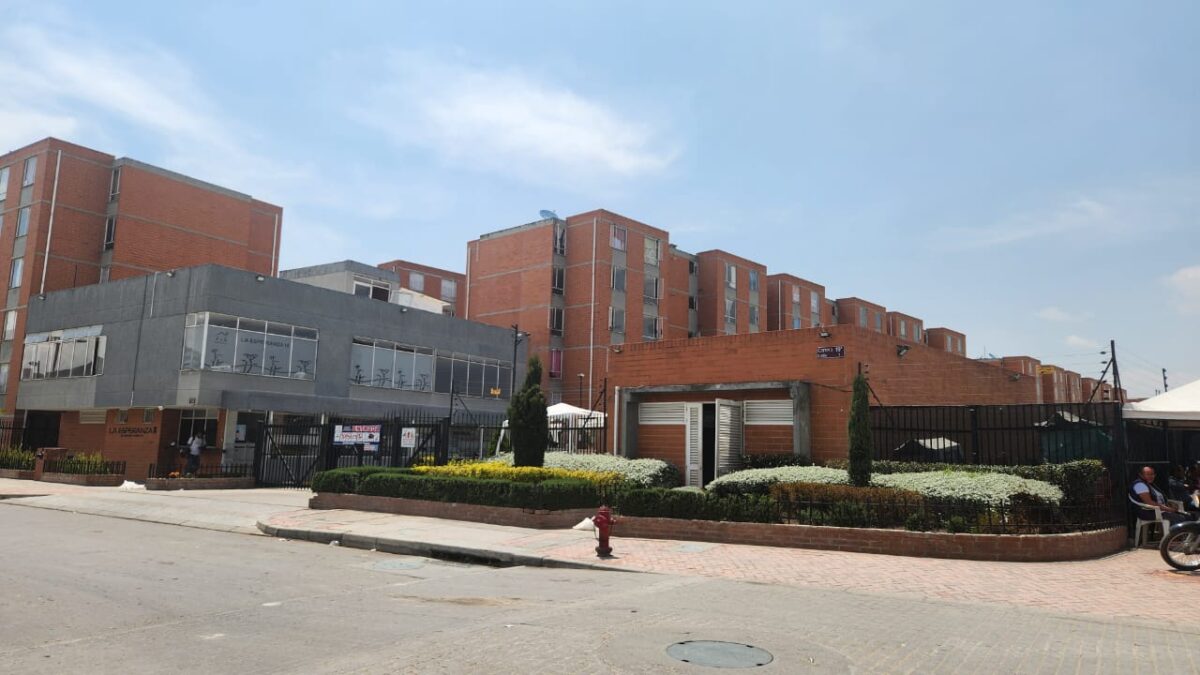 Sicario acabó con Jorge dentro de un conjunto residencial en Soacha 9 Sicario acabó con Jorge dentro de un conjunto residencial en Soacha Este viernes, un sicario cometió un vil crimen a plena luz del día. La víctima fatal fue identificada como Jorge Armando Bernal Ariza (40 años). Le contamos los detalles.