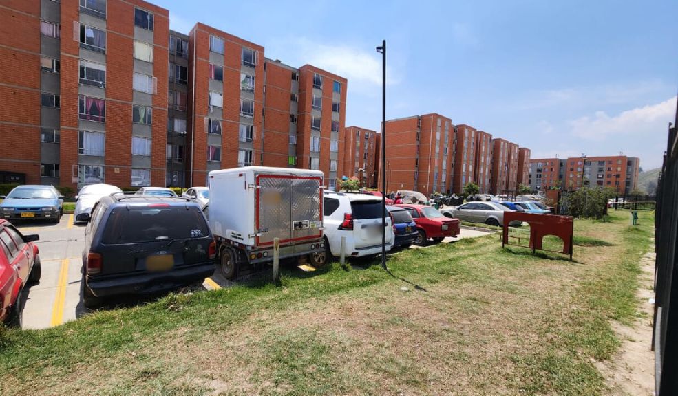 Sicario acabó con Jorge dentro de un conjunto residencial en Soacha Este viernes, un sicario cometió un vil crimen a plena luz del día. La víctima fatal fue identificada como Jorge Armando Bernal Ariza (40 años). Le contamos los detalles.