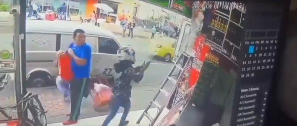 EN VIDEO: Sicario disparó contra empleado en plena vía pública de Bogotá Un empleado resultó herido luego de ser atacado a plena luz del día en una tienda por un sicario en el barrio El Perdomo, al sur Bogotá.
