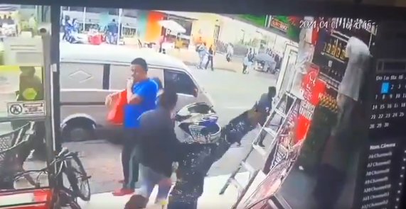 EN VIDEO: Sicario disparó contra empleado en plena vía pública de Bogotá Un empleado resultó herido luego de ser atacado a plena luz del día en una tienda por un sicario en el barrio El Perdomo, al sur Bogotá.