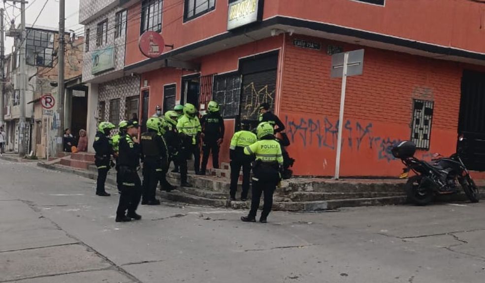 Sujetos que ingresaron a robar una cigarrería se emborracharon y quedaron dormidos Al menos tres hombres que irrumpieron en una cigarrería de Santa Librada, en Usme, se habrían quedado encerrados en el establecimiento. El encargado del negocio los encontró ebrios. Así fue como las autoridades los sacaron del sitio.