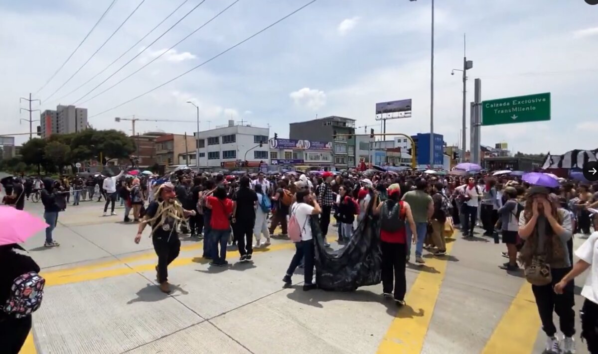 Suspenden servicio de TransMilenio en estaciones de la calle 26 1 Suspenden servicio de TransMilenio en estaciones de la calle 26 Las estaciones Ciudad Universitaria y Concejo de Bogotá no se encuentran funcionando en estos momentos.