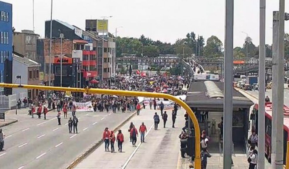 Suspenden servicio de TransMilenio en estaciones de la calle 26 Las estaciones Ciudad Universitaria y Concejo de Bogotá no se encuentran funcionando en estos momentos.
