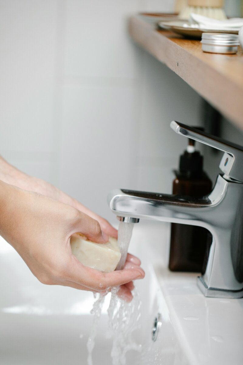 Tips para ahorrar agua en casa 1 Tips para ahorrar agua en casa En el marco de la crisis por el bajo nivel de los embalses en Bogotá y la medida de racionamiento de agua, les traemos algunos tips para ahorrar este líquido en casa.