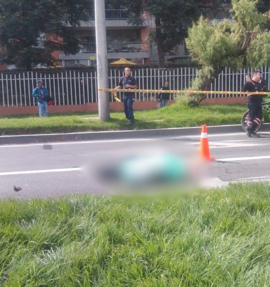 Trágico accidente deja un motociclista muerto en la Av. Boyacá 1 Trágico accidente deja un motociclista muerto en la Av. Boyacá El accidente se presentó entre un tractocamión y un motociclista.