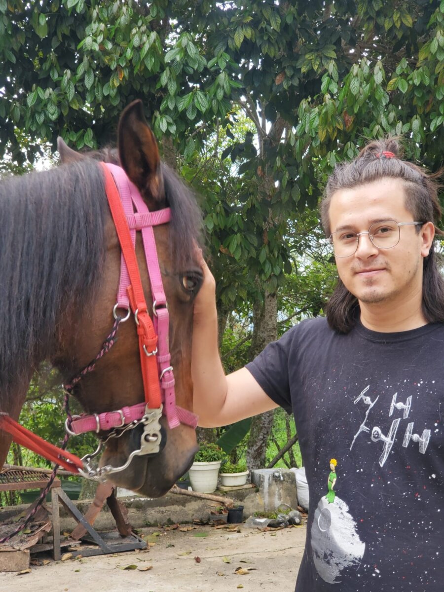 Tras la pista de Andrés Felipe: joven músico completa 4 días desaparecido 2 Tras la pista de Andrés Felipe: joven músico completa 4 días desaparecido Angustiados y con el corazón hecho trizas se encuentran los familiares de Andrés Felipe Morales Montenegro (28 años), un joven músico y artista residente del barrio Santa Fe, en la localidad de Los Mártires, quien desapareció mientras se encontraba de paseo la semana pasada.