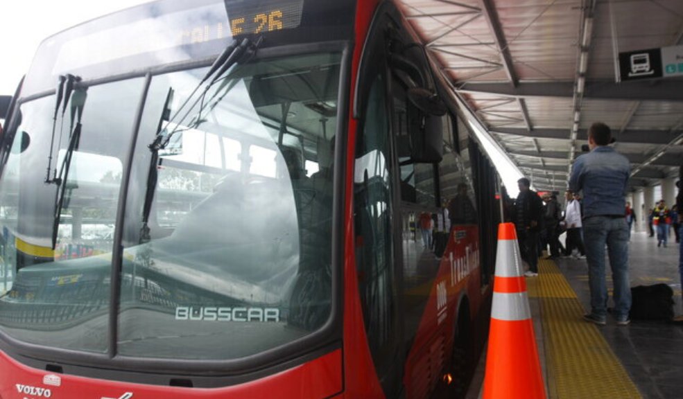 Van a quitar estación de TransMilenio en la Calle 26: estos son los cambios de rutas que se realizarán 5 Van a quitar estación de TransMilenio en la Calle 26: estos son los cambios de rutas que se realizarán La estación de TransMilenio Calle 26 con Avenida Caracas será desmontada debido a que por allí pasará el Metro de Bogotá.