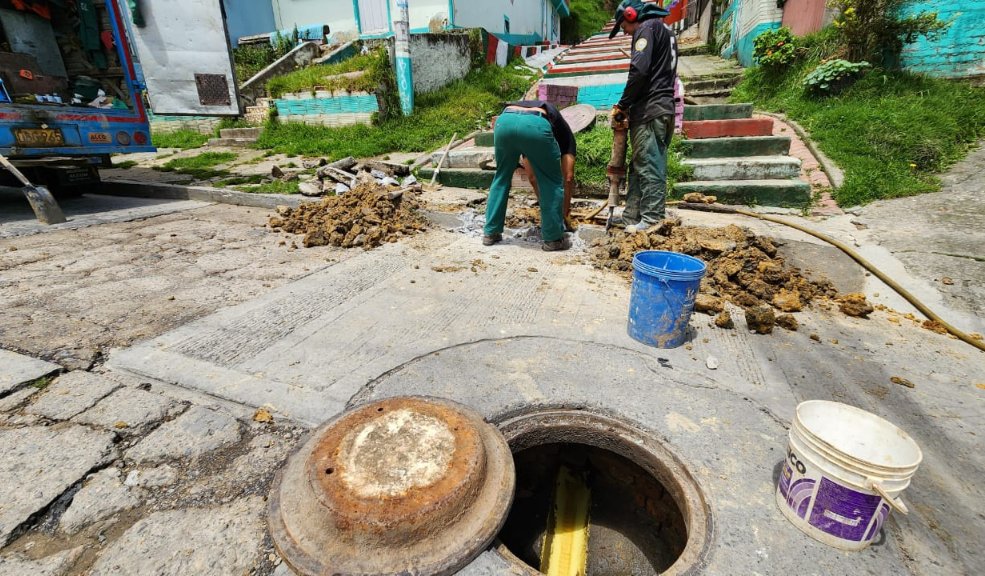 Vecinos denuncian daño en un tubo que los tiene sin agua en Santa Fe En medio de la contingencia por el desabastecimiento de agua que se vive en el país, varios vecinos del barrio Los Laches (Santa Fe) bloquearon una de las vías principales del barrio, ya que, según alegan, llevan cuatro días sin el suministro del líquido vital.