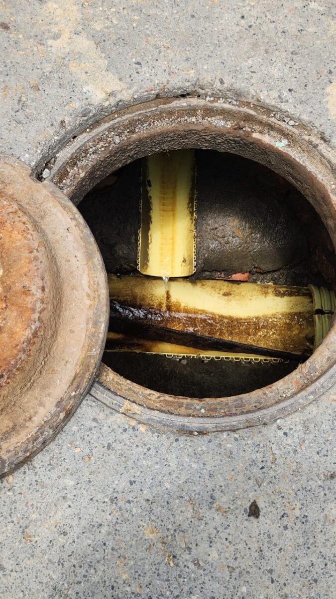 Vecinos denuncian daño en un tubo que los tiene sin agua en Santa Fe 1 Vecinos denuncian daño en un tubo que los tiene sin agua en Santa Fe En medio de la contingencia por el desabastecimiento de agua que se vive en el país, varios vecinos del barrio Los Laches (Santa Fe) bloquearon una de las vías principales del barrio, ya que, según alegan, llevan cuatro días sin el suministro del líquido vital.