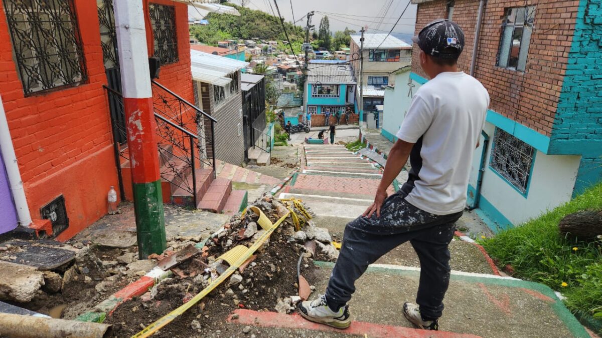 Vecinos denuncian daño en un tubo que los tiene sin agua en Santa Fe 2 Vecinos denuncian daño en un tubo que los tiene sin agua en Santa Fe En medio de la contingencia por el desabastecimiento de agua que se vive en el país, varios vecinos del barrio Los Laches (Santa Fe) bloquearon una de las vías principales del barrio, ya que, según alegan, llevan cuatro días sin el suministro del líquido vital.
