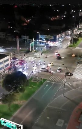 Vecinos denuncian piques ilegales en la 26 1 Vecinos denuncian piques ilegales en la 26 Los ruidos de los motores durante las 'competencias' a altas horas de la noche son de las cosas que más afectan a los vecinos, por lo tanto piden presencia de las autoridades.