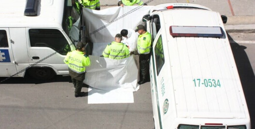 Vendedor informal fue baleado en medio de una discusión en Soacha 1 Vendedor informal fue baleado en medio de una discusión en Soacha El esplendoroso sol del mediodía del sábado se vio opacado por el asesinato de un hombre en plena vía pública del municipio de Soacha (Cundinamarca).