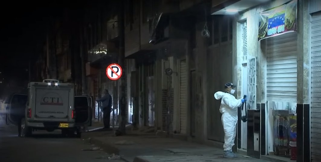 Violenta noche en Kennedy: sicario asesinó a un ciudadano en un local Los residentes del sector de María Paz (Kennedy) presenciaron la muerte de un hombre que fue atacado con arma de fuego, la noche de este miércoles.