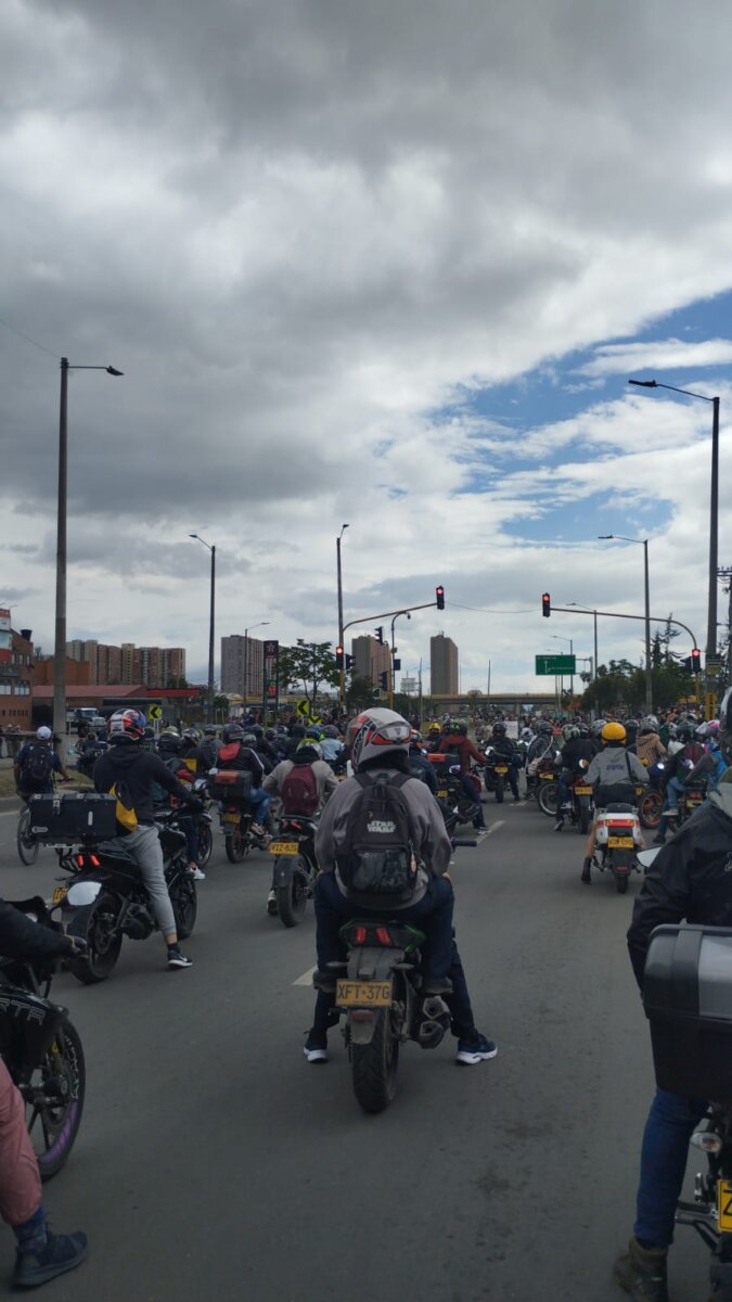 Continúan bloqueos en la Av. Ciudad de Cali con calle 13 Comerciantes se están manifestando por los constantes casos de extorsiones.