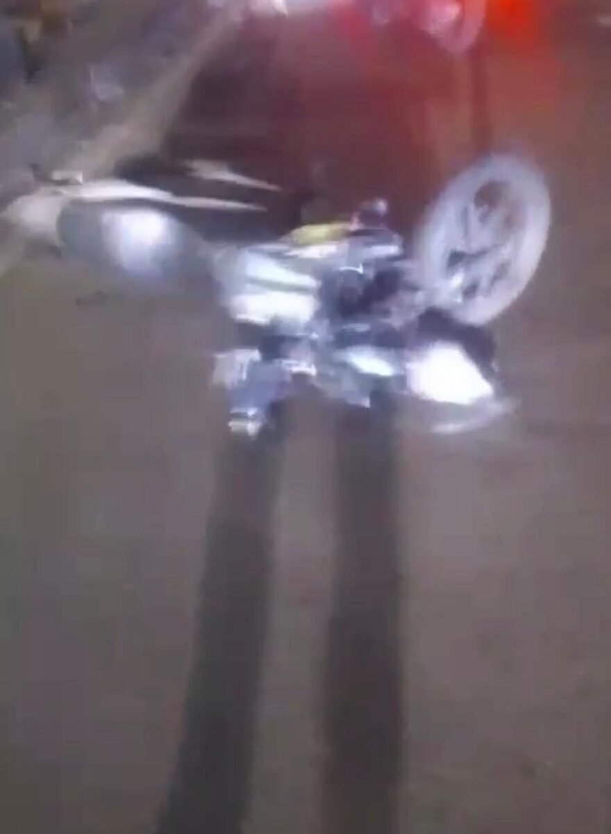 Motociclista cayó del puente de la calle 80 con NQS La mujer chocó con parte de la estructura del puente y luego cayó.