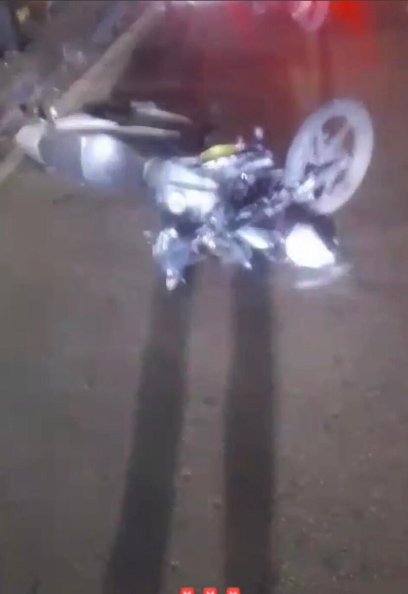Motociclista cayó del puente de la calle 80 con NQS La mujer chocó con parte de la estructura del puente y luego cayó.