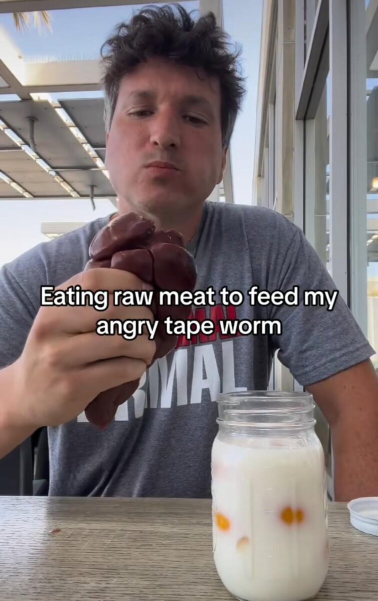 Esto le pasó al hombre que comió pollo crudo durante 100 días El hombre incluso decidió agregar a sus platos ingredientes como otras carnes crudas, Nutella y salsas.