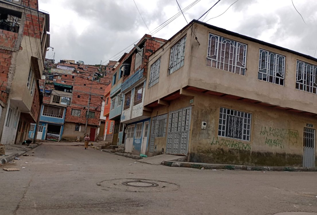 Wilmer Peña, la víctima fatal de ataque a bala en Ciudad Bolívar Las montañas del barrio Divino Niño (en Ciudad Bolívar) presenciaron un atroz y violento ataque que dejó herido a un joven y le costó la vida a otro mientras se movilizaban en un carro particular.
