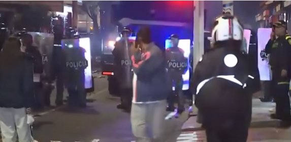 Comunidad intentó linchar a presunto abusador en Kennedy Lo que comenzó como un plantón en el barrio Américas Occidental, en la localidad de Kennedy, para exigir justicia por el presunto abuso a una menor, se convirtió en un violento enfrentamiento. La comunidad llegó hasta la vivienda donde residía el sujeto, quien al parecer era un profesor.