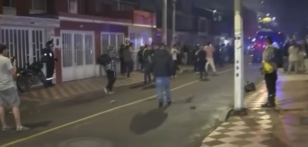 Comunidad intentó linchar a presunto abusador en Kennedy Lo que comenzó como un plantón en el barrio Américas Occidental, en la localidad de Kennedy, para exigir justicia por el presunto abuso a una menor, se convirtió en un violento enfrentamiento. La comunidad llegó hasta la vivienda donde residía el sujeto, quien al parecer era un profesor.