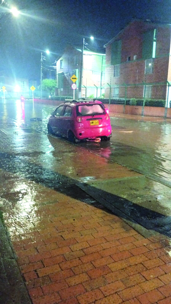 Las lluvias se ensañaron con Bosa Angustiados, cansados y sin poder dormir se encontraban los residentes del barrio San Diego (Bosa) después del torrencial aguacero que llenó de miedo y desesperación a esta comunidad del sur de la ciudad.
