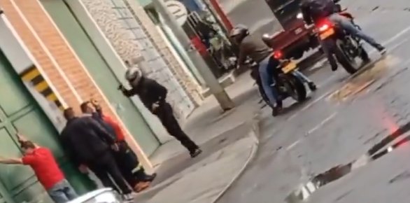 EN VIDEO: Violento atraco en Kennedy 1 EN VIDEO: Violento atraco en Kennedy Ladrones en moto atracaron a cuatro trabajadores de una empresa en Kennedy.