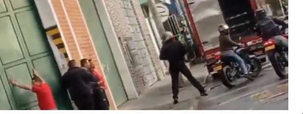 EN VIDEO: Violento atraco en Kennedy 2 EN VIDEO: Violento atraco en Kennedy Ladrones en moto atracaron a cuatro trabajadores de una empresa en Kennedy.