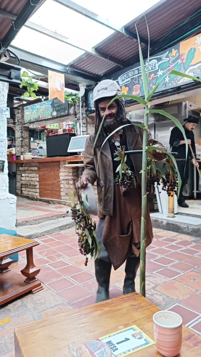 Claman justicia por crimen de Jose 'Eucalipto' en La Candelaria En la tarde de ayer, al llegar a La Candelaria se sentía la tristeza entre los habitantes de calle y las personas del sector, muchos no creían que la noche anterior había sido asesinado Jose Orlando Trujillo, conocido como ‘Eucalipto’.